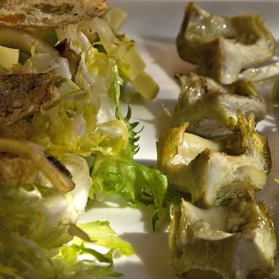 Ensalada de escarola con alcachofas, aguacate y champiñones